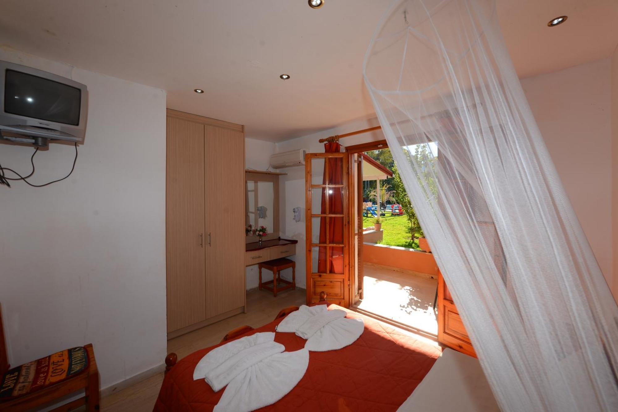 Charlies Venus Aparthotel 3*